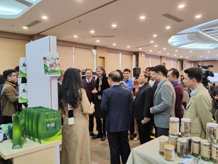 Các vị đại biểu tham quan các gian hàng tại Diễn đàn Khởi nghiệp 2022  (Lãnh đạo Trung tâm Xúc tiến tỉnh Tuyên Quang tham dự Diễn đàn Khởi nghiệp năm 2022, đứng ở vị trí thứ nhất từ trái sang)