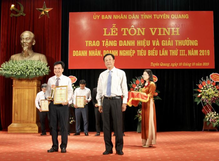 Lãnh đạo Tỉnh Tuyên Quang trao danh hiệu doanh nhân tiêu biểu và Bằng khen của UBND tỉnh Tuyên Quang cho các doanh nhân trên địa bàn.